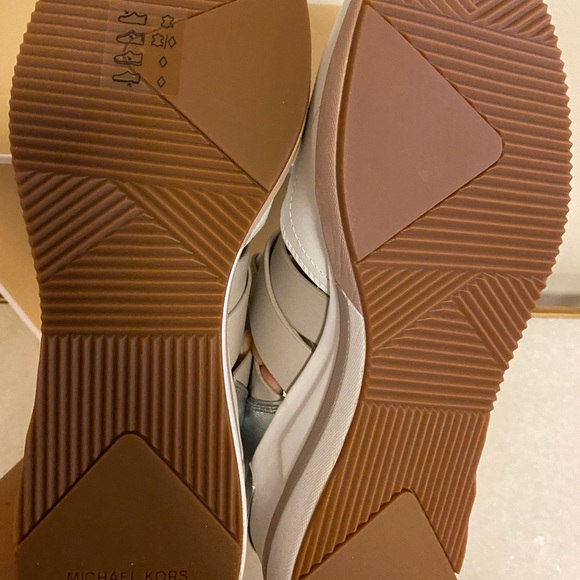 NWT Never Worn MICHAEL KORS Leather Beckett Trainer. Size 9 - Picture 6 of 6